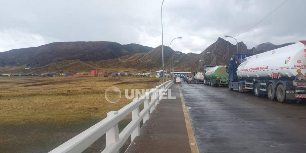 Hay cientos de camiones parados en la frontera con Perú.