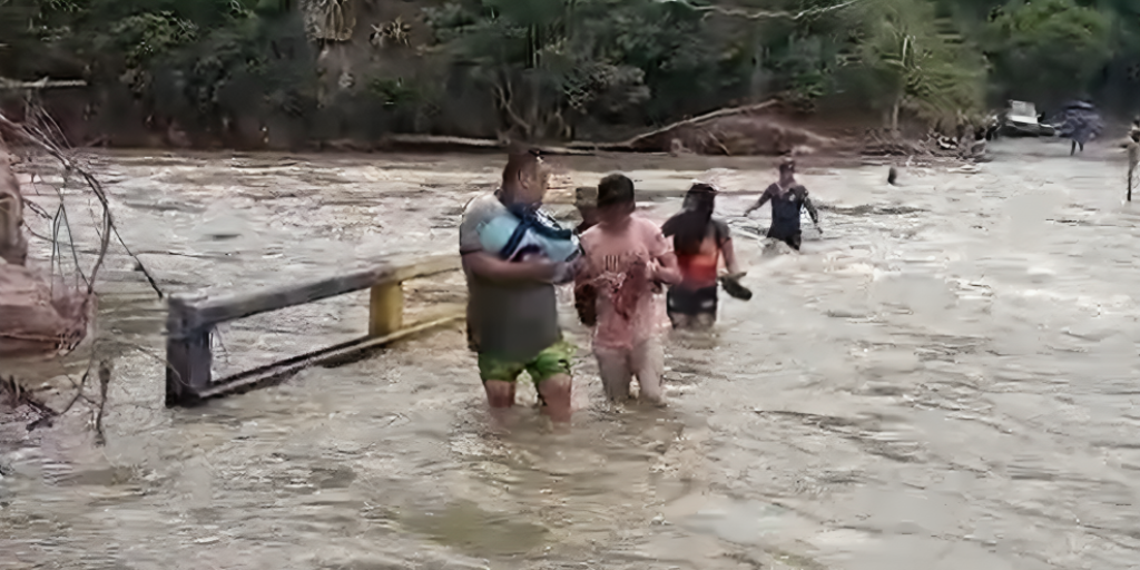 Varias familias cruzan el río con sus hijos