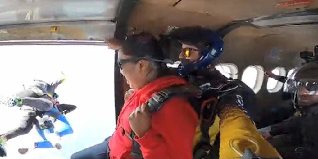 Una mujer supuestamente se arrepintió de saltar de un paracaídas