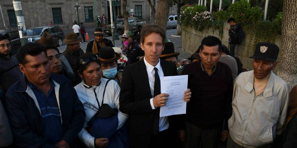Thomas Becker (centro) explicó que el acuerdo es de carácter confidencial