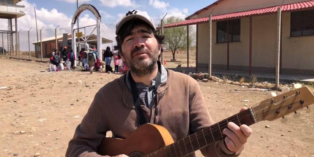 Gustavo Rivero canta en puertas de Chonchocoro.
