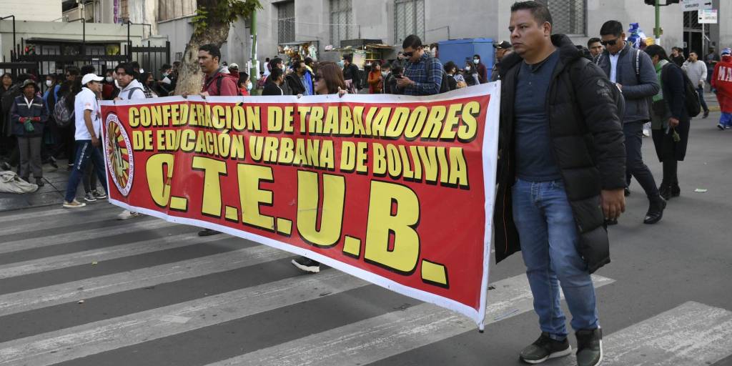 Maestros urbanos amenazan con más movilizaciones en La Paz