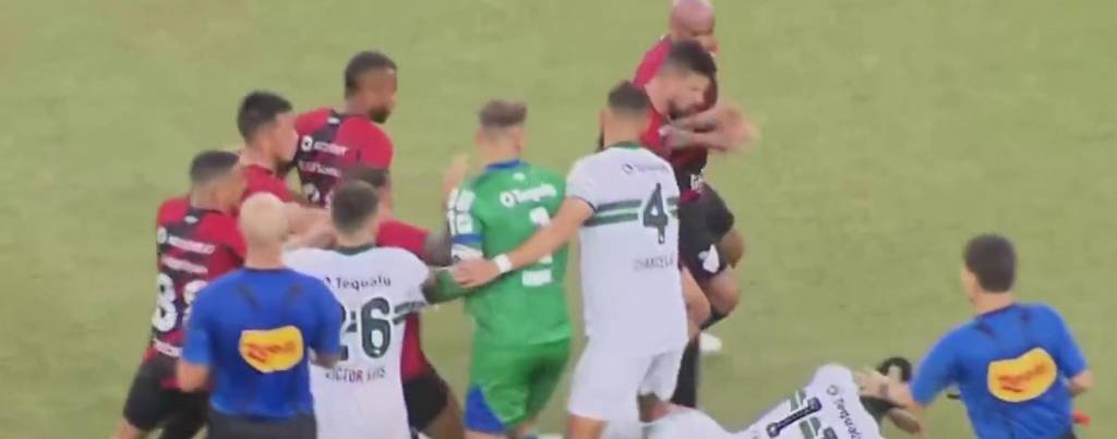 Una escena de la gresca en el duelo entre Athletico Paranaense y Curitiba.