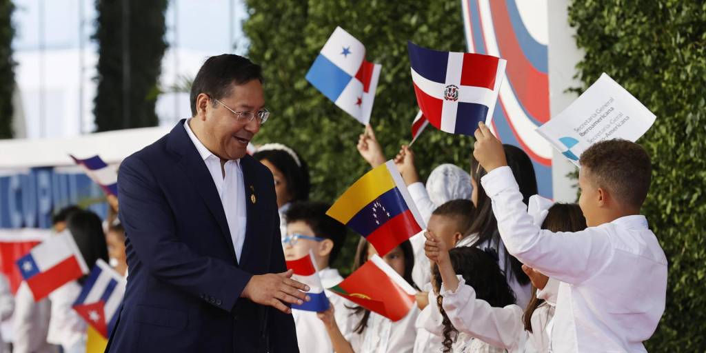 El presidente Luis Arce saluda a niños en la Cumbre Iberoamericana