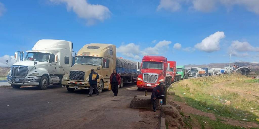 Los camiones parados en Desaguadero, frontera con Perú.
