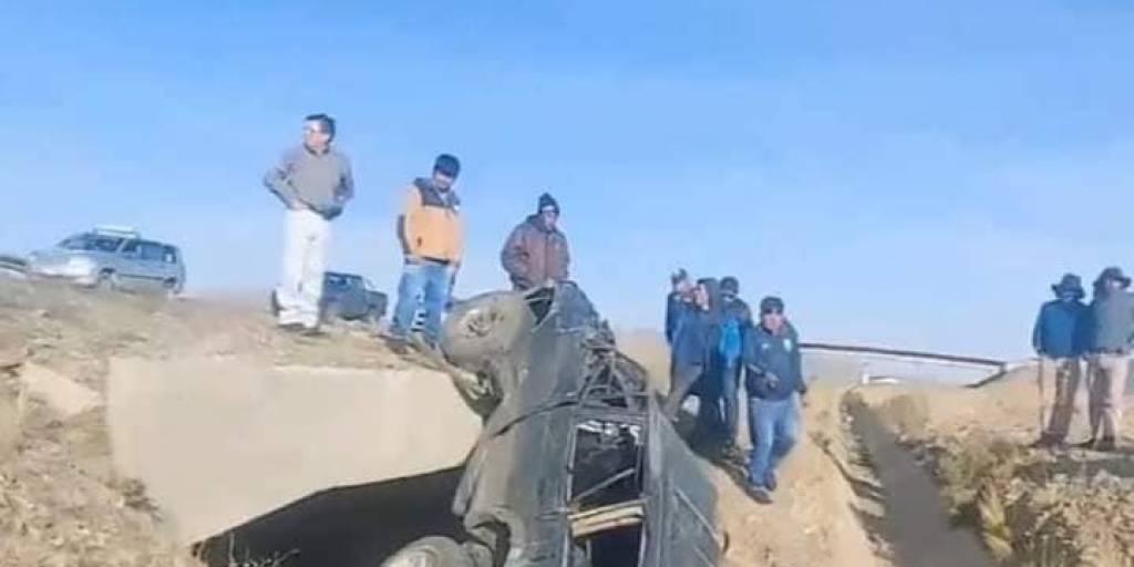 El auto salió de la vía en la ruta de Oruro a La Paz