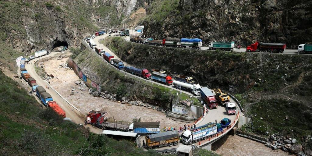Camiones varados en la frontera con Perú