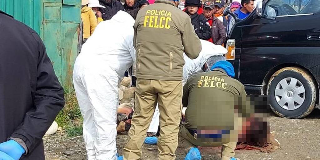 Los investigadores inspeccionan el cuerpo del joven hallado muerto en El Alto.