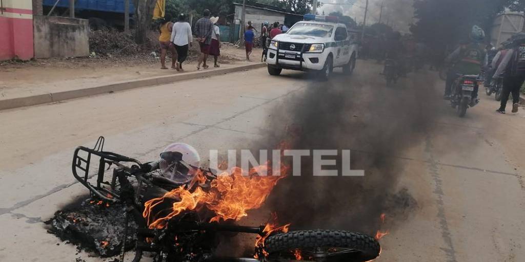 Vecinos quemaron moto de antisociales en Montero