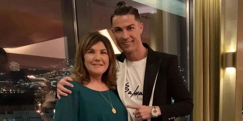 Cristiano Ronaldo junto a su mamá