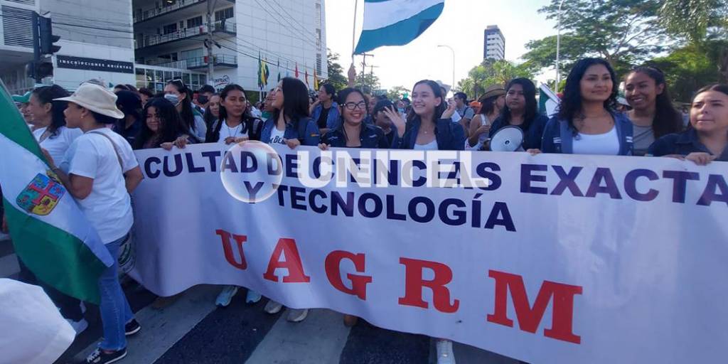 Marcha de mujeres de la universidad estatal cruceña