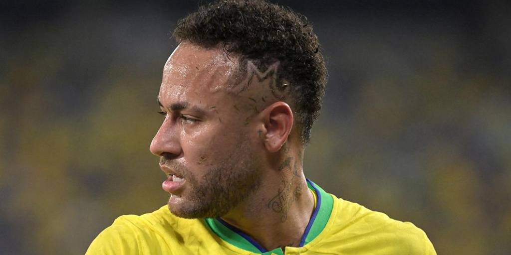Neymar fue operado de la rodilla en Brasil
