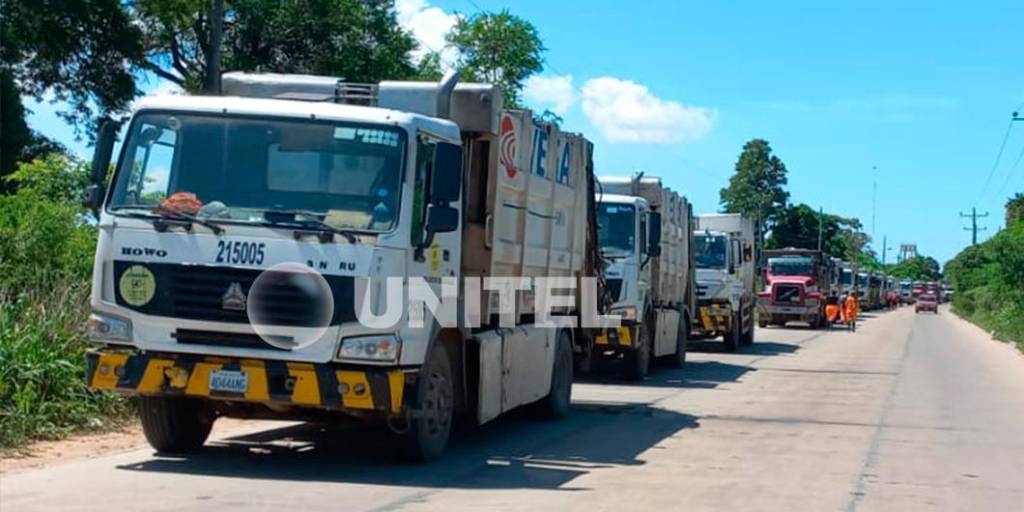 Camiones con basura en el ingreso al Vertedero Municipal