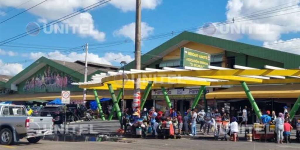 Familias se abastecen en mercados de Santa Cruz en la previa al