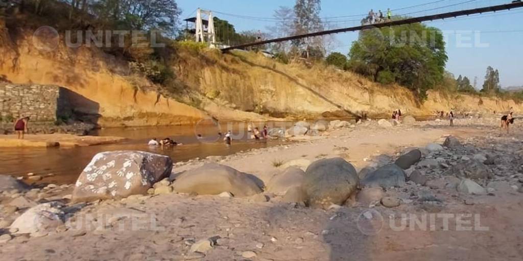 Pobladores acudieron al río para paliar las altas temperaturas en Santa Cruz