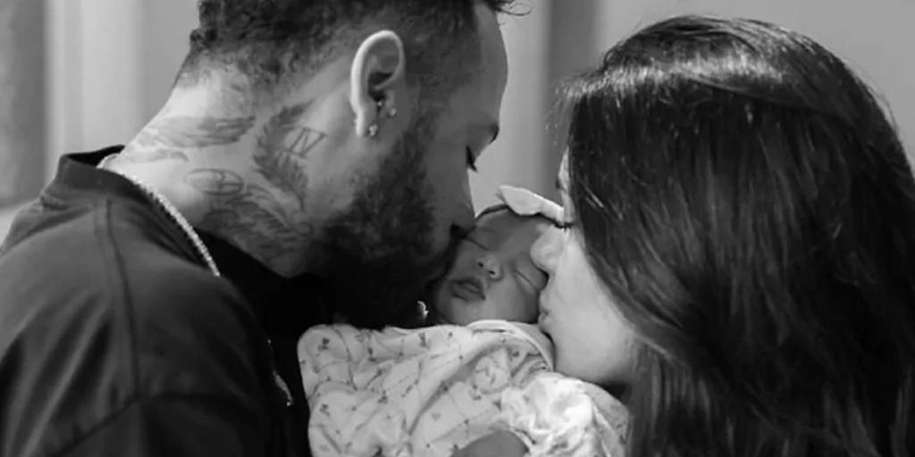 Neymar y Bruna besando a su recién nacida.