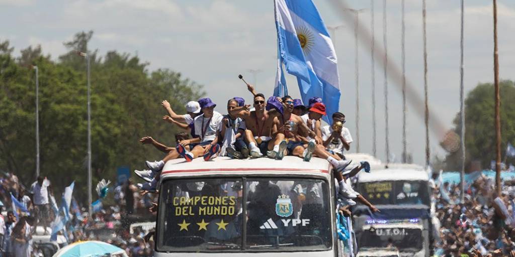 La selección argentina en buses con custodia de seguridad