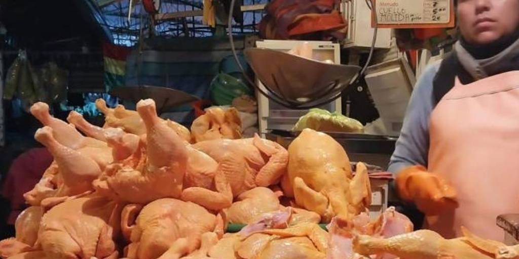 El pollo comercializado en uno de los mercados de Bolivia.