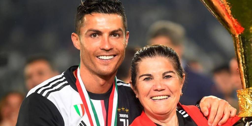 Cristiano Ronaldo y Dolores Aveiro en una celebración en Italia