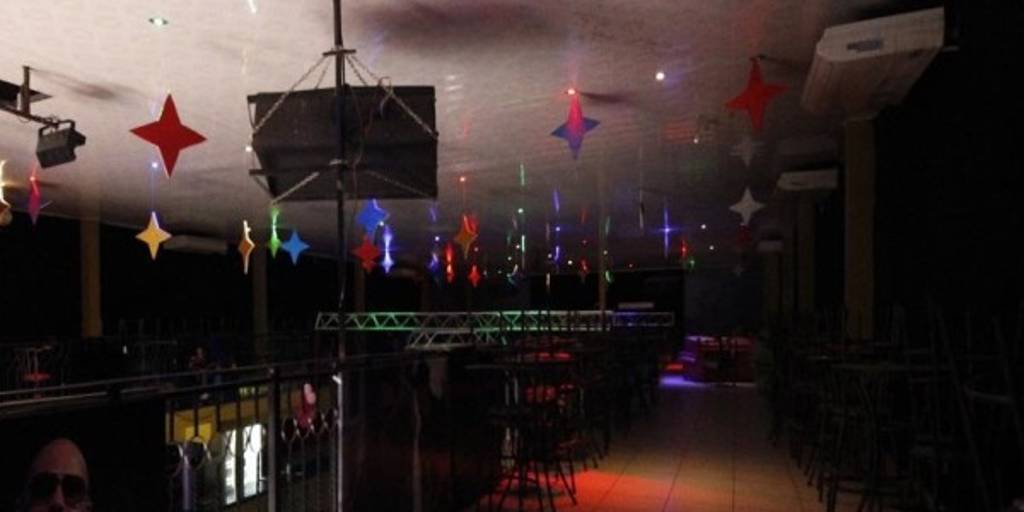 Montero ya analiza la reapertura de karaokes y amplía horario de