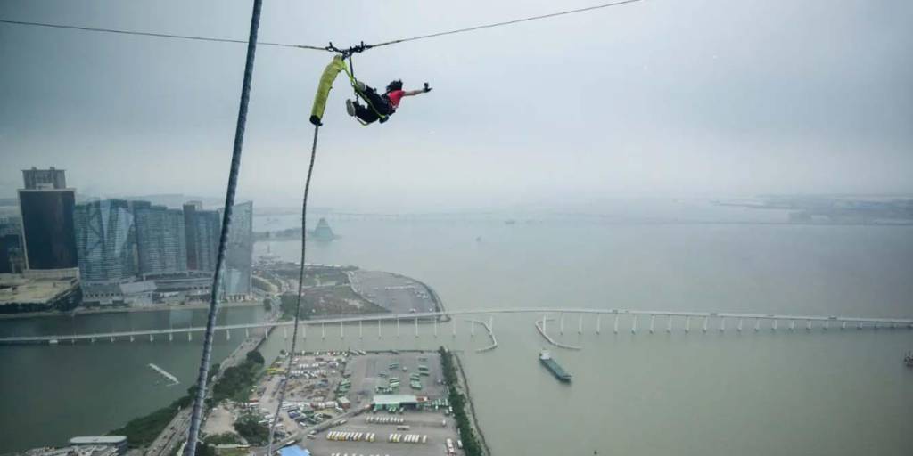 Turistas llegan a China para experimentar el salto de puenting en la Torre Macao