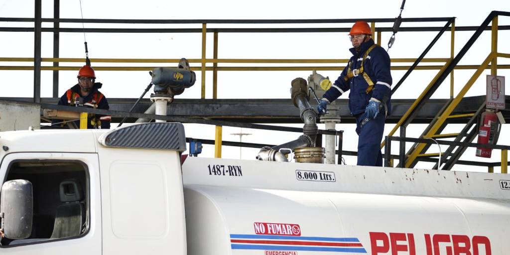 Funcionarios de YPFB cargan combustible en un camión cisterna.