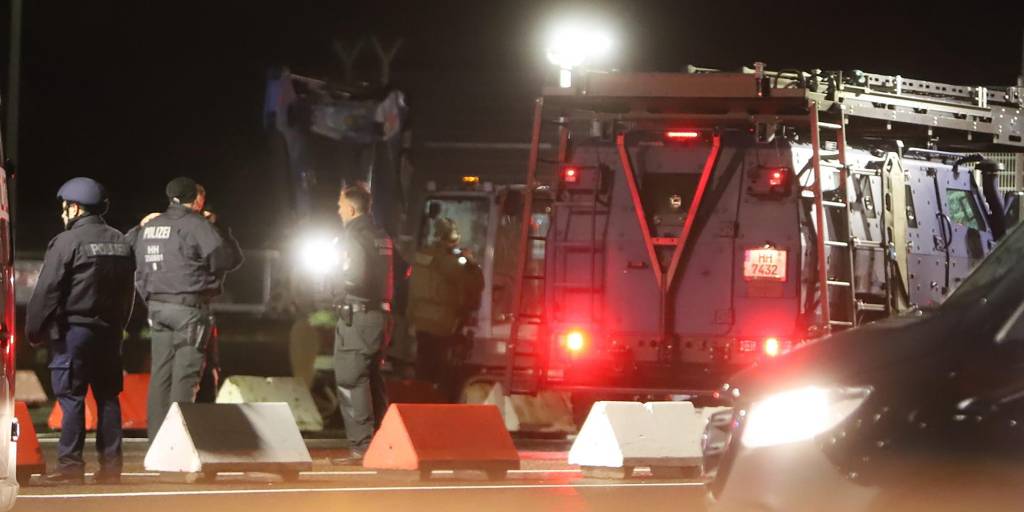 La policía especial llega al aeropuerto de Hamburgo, Alemania.