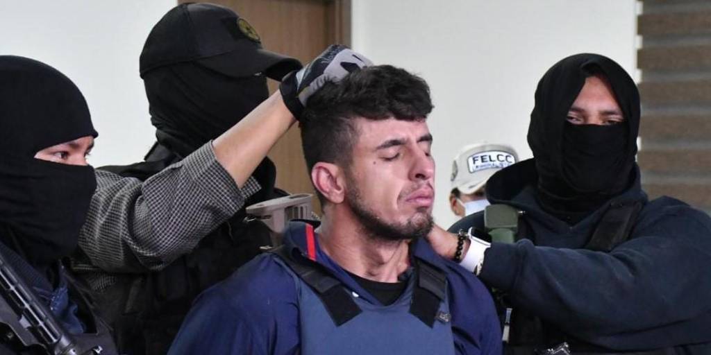 El sicario brasileño Felipe Edvaldo Menezez Iglesias es presentado tras su captura.
