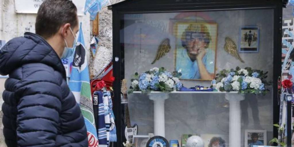 La gente recuerda con cariño a Diego en Napolés. Foto: AFP