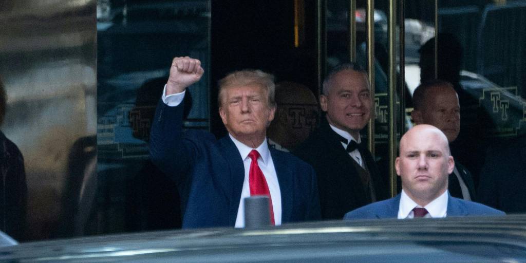 Trump al salir de su residencia en Nueva York