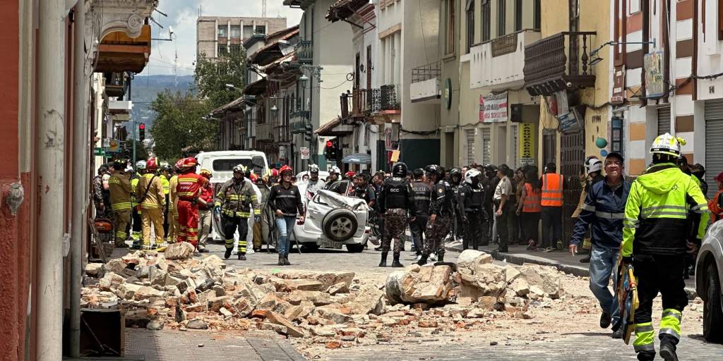Daños ocasionados por el sismo en la ciudad de Cuenca, Ecuador.
