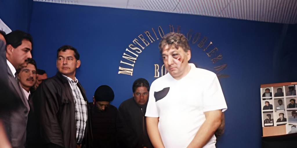 El excoronel Blas Valencia fue presentado a los medios en calidad de aprehendido el 2001