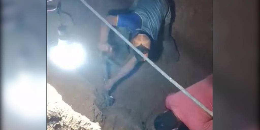 Los compañeros del trabajador sacaron el cuerpo sin vida.