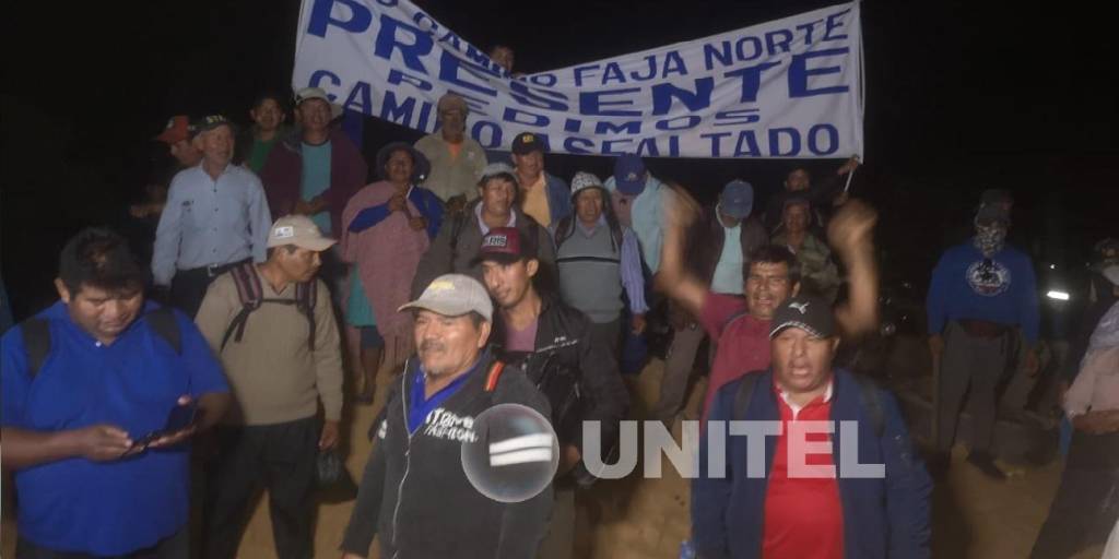 Los comunarios cerraron la carretera Santa Cruz - Cochabamba por un lapso de tres días