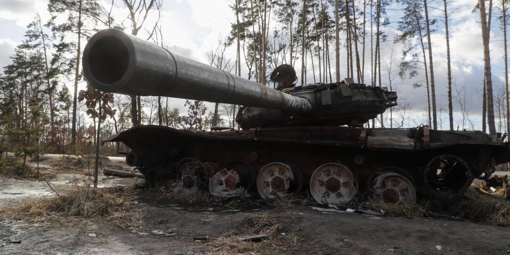 Varios tanques rusos, algunos destruidos, están en territorio ucraniano