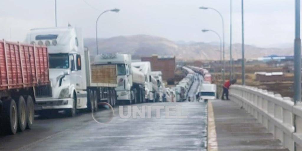 La columna de camiones en Desaguadero, en la frontera con Perú.