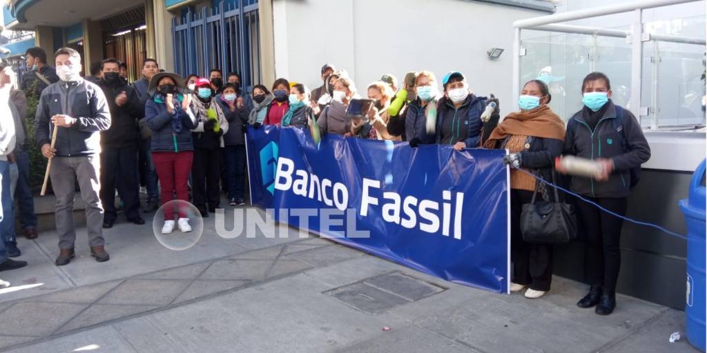 Los afectados instalaron una vigilia este jueves en oficinas de la ASFI en La Paz y un bloqueo en Santa Cruz