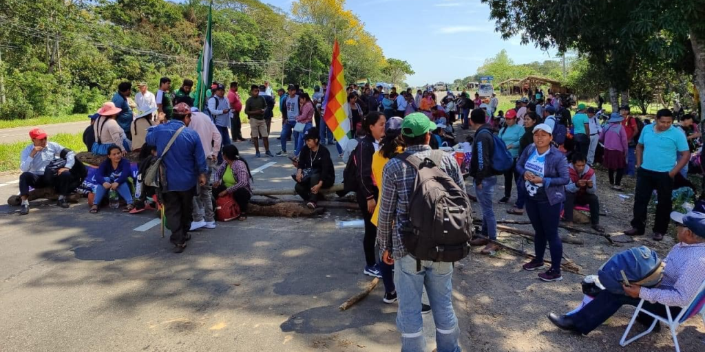 La tarde de este lunes se reactivó el bloqueo en la ruta troncal que conecta a Santa Cruz con Cochabamba.