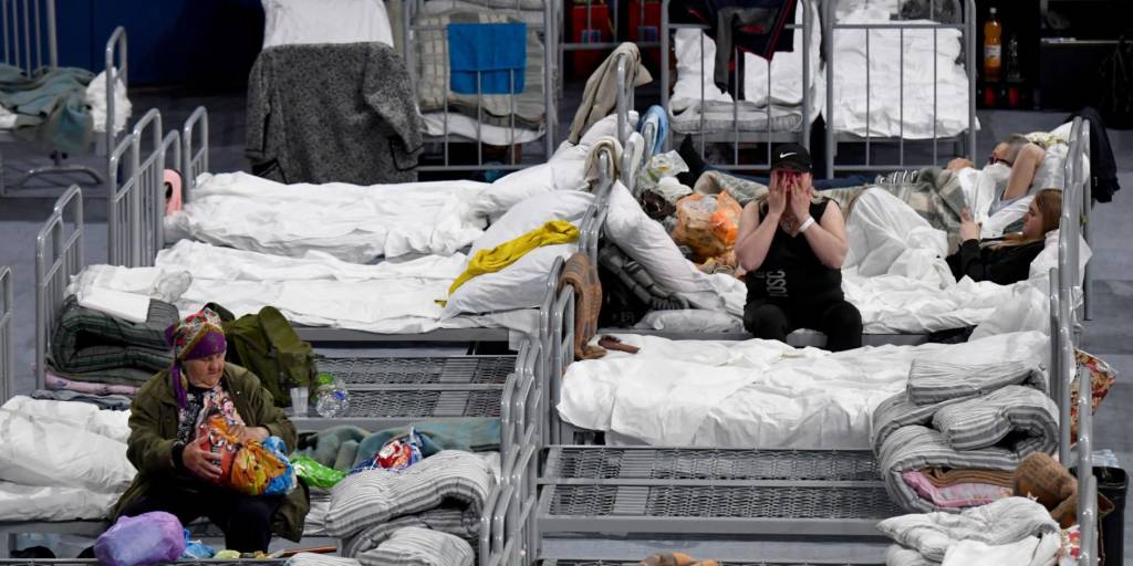 Los residentes evacuados de las zonas de la región de Belgorod que limitan con Ucrania, incluidos los de la ciudad de Shebekino, se ven asentados en un refugio temporal instalado en el Belgorod Arena en la capital.
