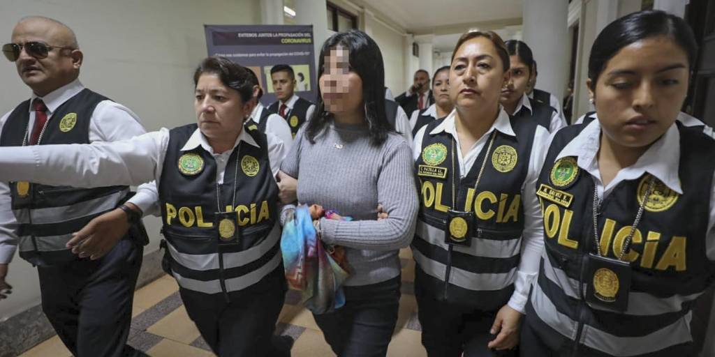 La exjefa de gabinete de Perú, Betsy Chávez, esposada mientras es escoltada por personal de la policía nacional a su llegada a la Corte Suprema de Investigación Preparatoria en el Palacio de Justicia de Lima.