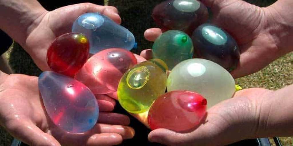 Los globos de agua divierten a grandes y pequeños en Carnaval