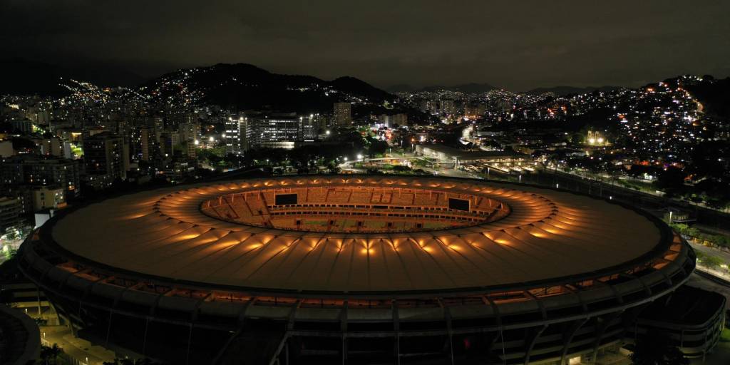 El estadio Maracaná iluminado por la noche