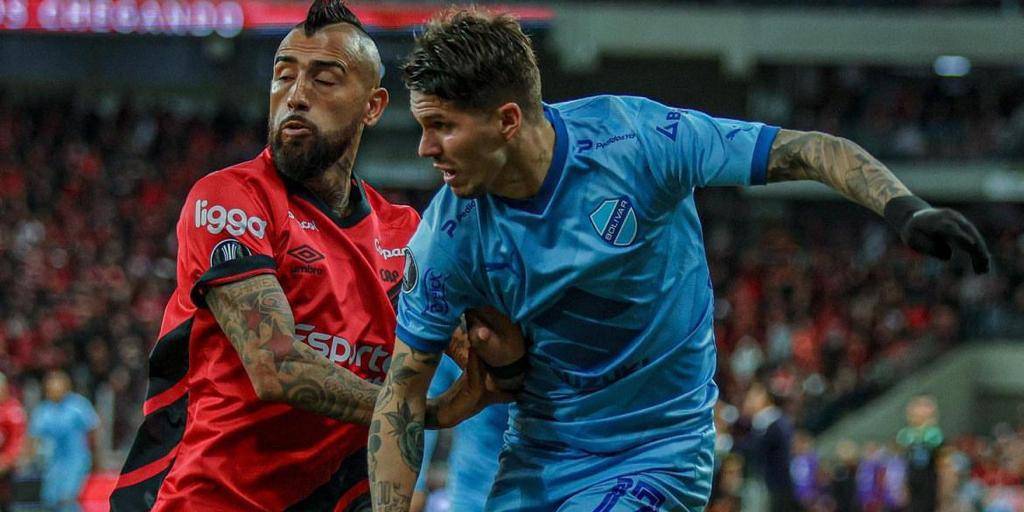 Patricio Rodríguez disputando el balón con Arturo Vidal, en el partido de vuelta ante Paranaense.