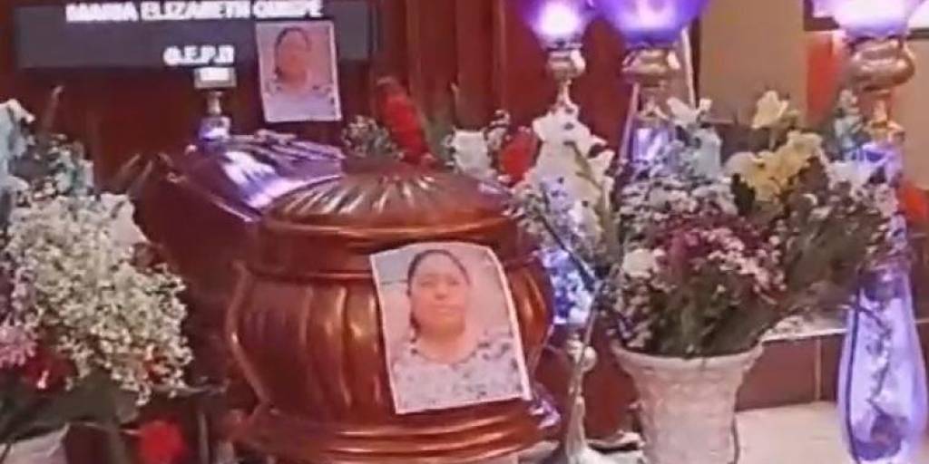 Los restos de la mujer son velados por su familia y allegados.