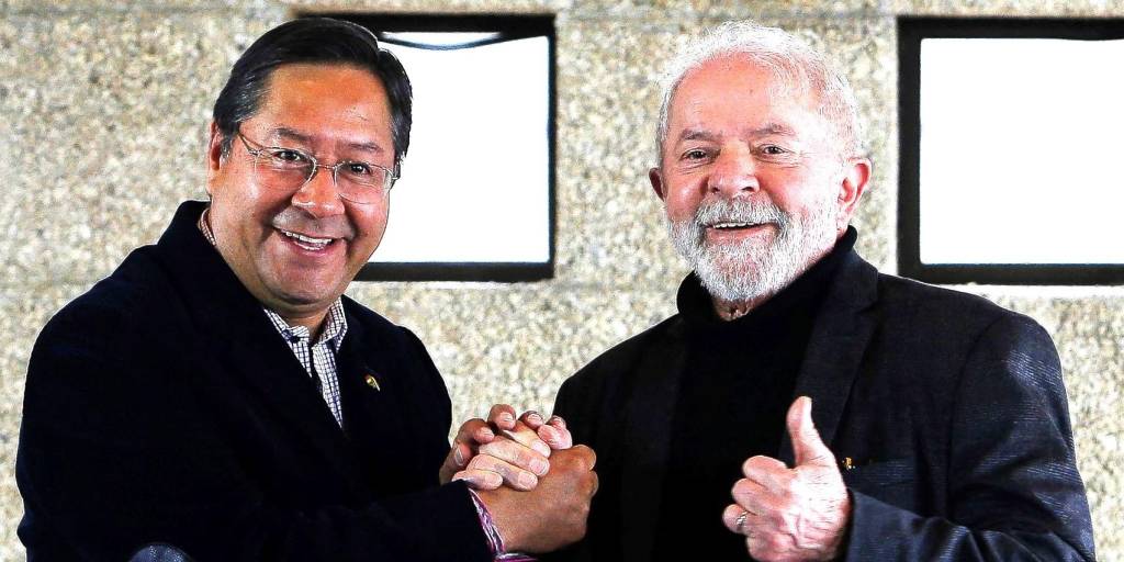Luiz Inácio Lula da Silva estrecha la mano del presidente de Bolivia, Luis Arce, en Sao Paulo, en un evento público en septiembre de 2022.