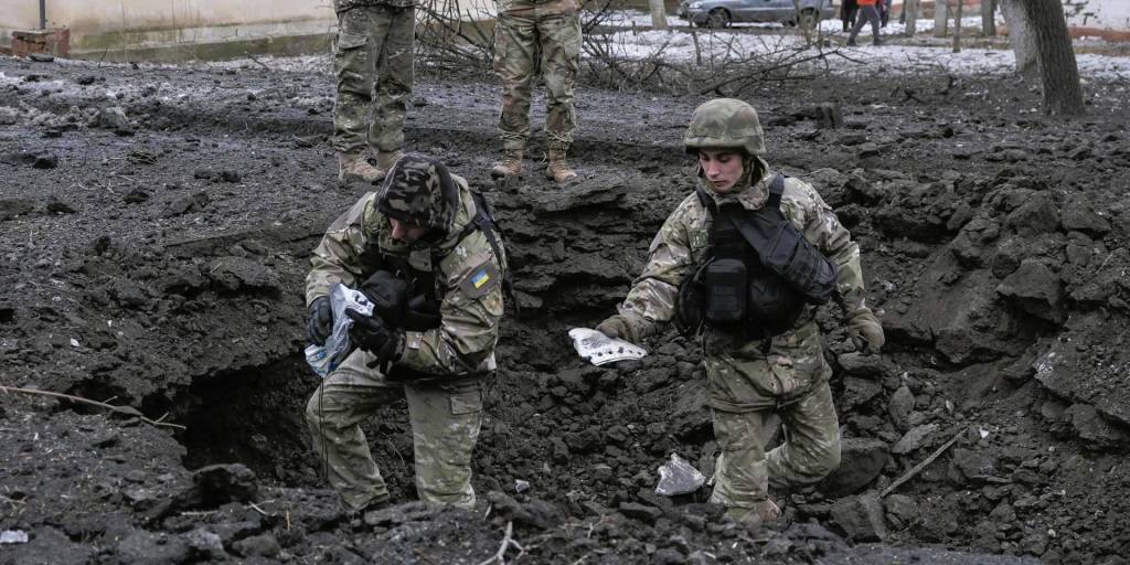 Militares ucranianos inspeccionan el cráter de un proyectil después de un ataque con cohetes en un área residencial en Kramatorsk, región de Donetsk, este de Ucrania.