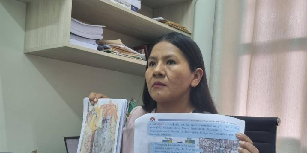 Conceja Lola Terrezas muestra el documento de la rendición de cuentas del 2012 del INE.
