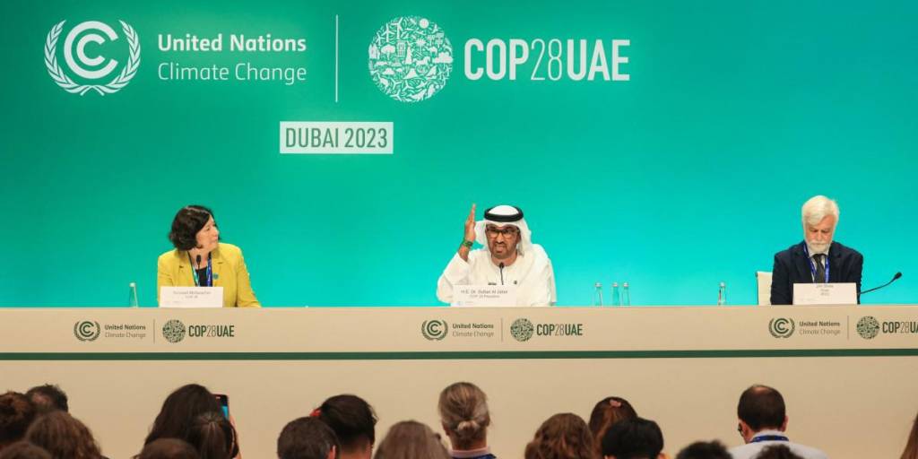 El presidente de la COP28, Sultan Ahmed Al Jaber (centro), el presidente del Panel Intergubernamental sobre Cambio Climático (IPCC), Jim Skea (derecha), y el director de comunicaciones de la COP28, Sconaid McGeachin (izq.), asisten a una conferencia de prensa en la cumbre climática de las Naciones Unidas en Dubai