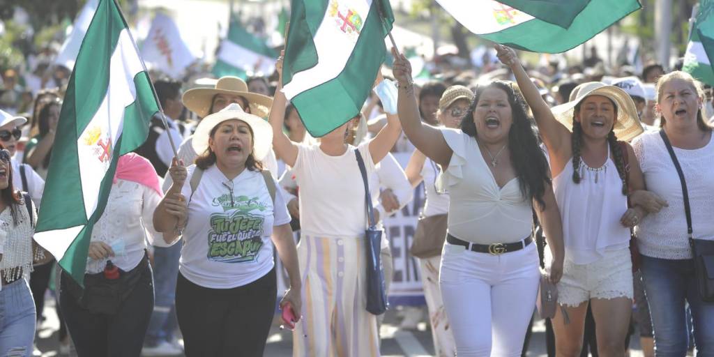Mujeres marchando en las calles de Santa Cruz