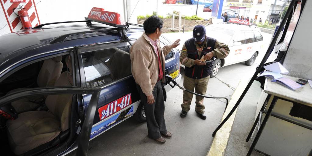 El precio de los combustibles en el mercado interno está congelado en Bolivia